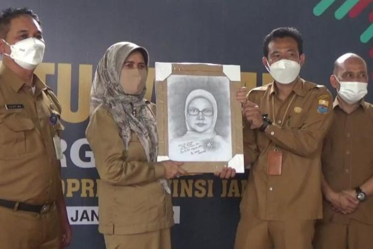 Sekretaris DPRD Provinsi Jambi, Emi Nopisah menerima cinderamata berupa lukisan dari ASN Sekretariat DPRD Provinsi Jambi.