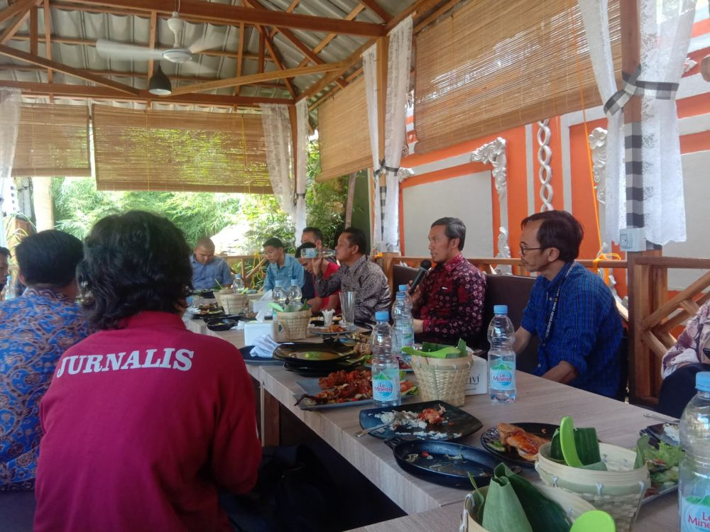 Ketua DPRD Provinsi Jambi Edi Purwanto bersama Sekwan dan Kasubag Humas Ahmad Darmadi Silaturrahmi dengan Awak Media Mitra DPRD Provinsi Jambi.