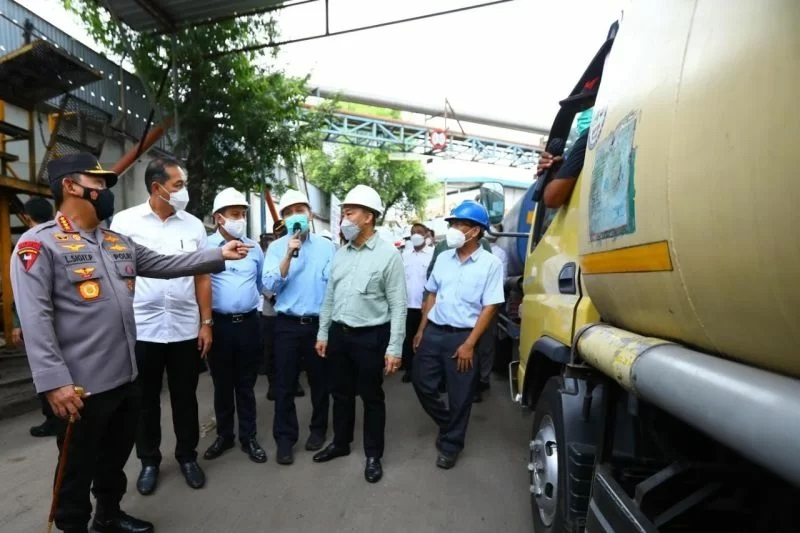 Kapolri Jenderal Pol. Listyo Sigit Prabowo bersama Menteri Perdagangan Muhammad Lutfi dan Menteri Perindustrian Agus Gumiwang Kartasasmita meninjau PT Asianagro Agungjaya, produsen minyak goreng di Cilincing, Jakarta Utara, Senin (21/3/2022)