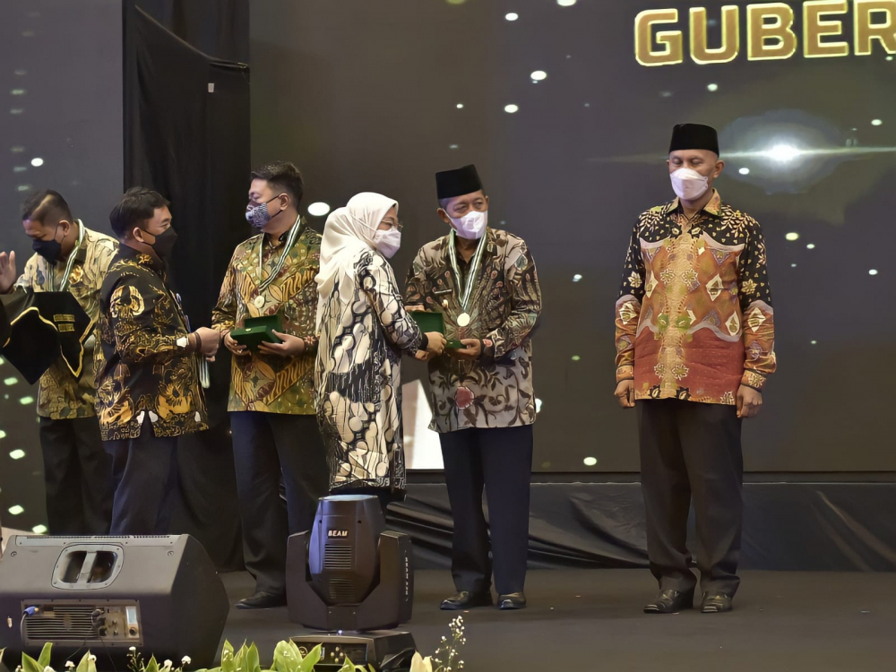 Wagub Abdullah Sani menerima Penghargaan Pembina K3 Tahun 2022 dari Menteri Ketenagakerjaan RI, Ida Fauziyah, yang berlangsung di Ruang Birawa Hotel Bidakara - Jakarta Selatan, Selasa (24/05/2022).