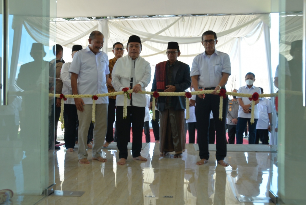 Peresmian Pelabuhan PT Surya Global Makmur dan Masjid Nameira Hamidah, yang berlangsung di Desa Teluk Jambi Kecamatan Taman Rajo Kabupaten Muaro Jambi, Jum’at (10/06/2022).
