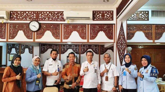 Wakil Ketua Komisi lV DPRD Provinsi Jambi Supriyanto dampingi Dinas Ketenagakerjaan dan Transmigrasi (Disnakertrans) Jambi bertemu dengan Gubernur Jambi.