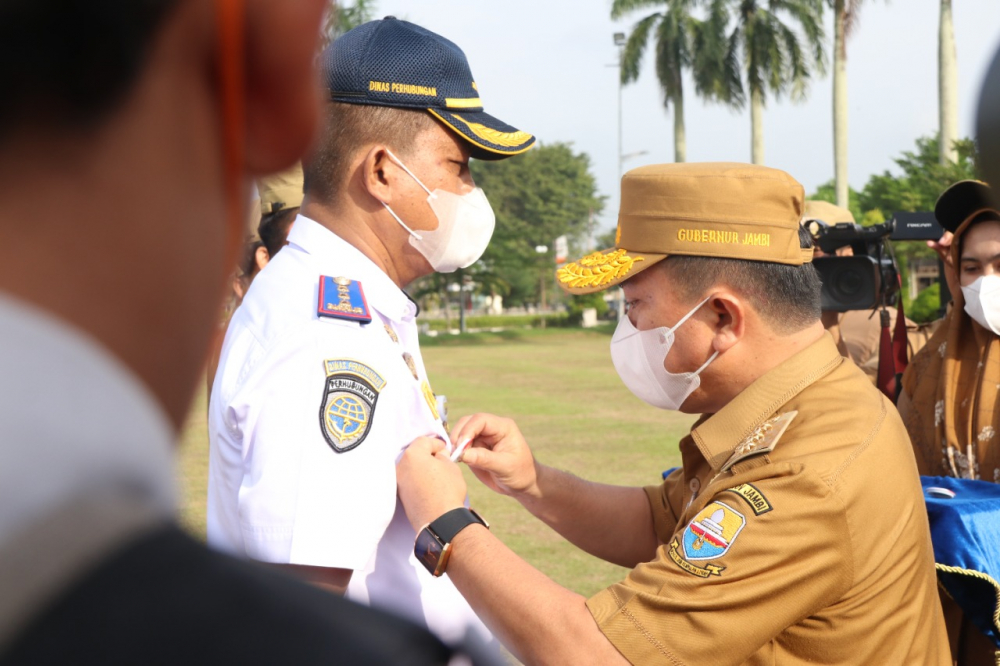 Gubernur Jambi H Al Haris saat memasang pin tolak gratifikasi