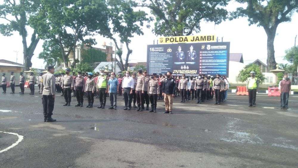 Personel gabungan yang ditugaskan untuk mengamankan autopsi ulang terhadap jenazah Brigadir Nofriansyah Yosua Hutabarat mengikuti apel gabungan di Mapolda Jambi, Senin (25/7) 