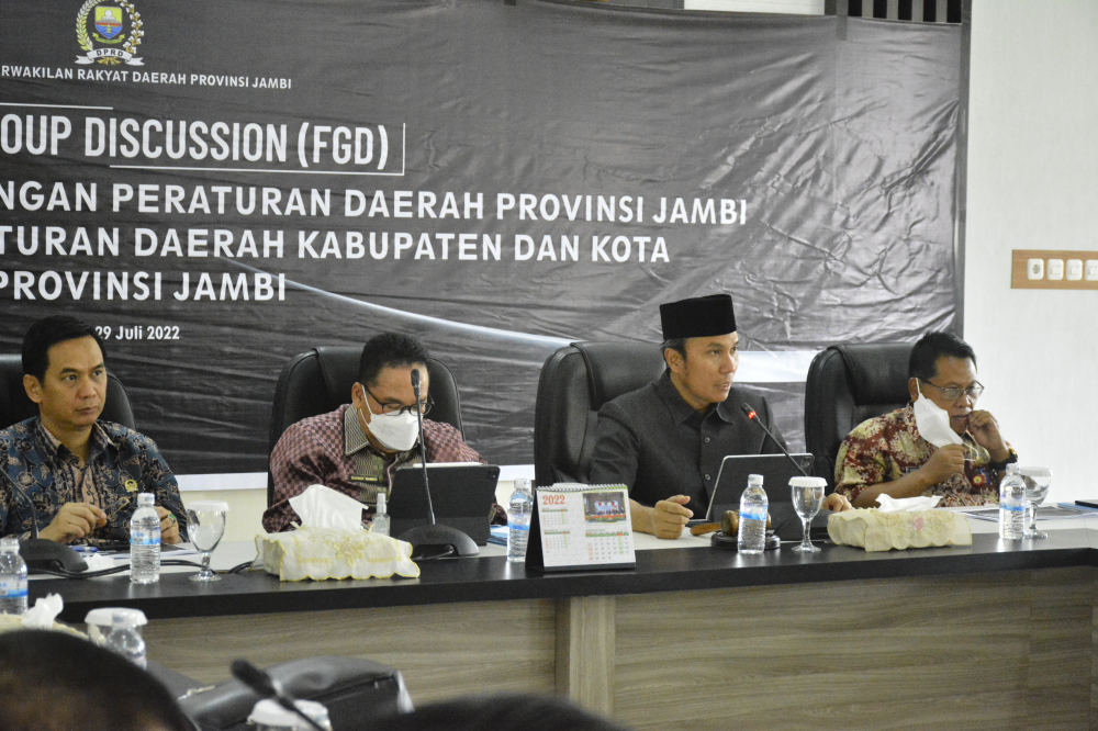DPRD Provinsi Jambi menggelar Fokus Group Diskusi (FGD) bersama Direktur Produk Hukum Daerah Kemendagri, di ruang Banggar DPRD Provinsi Jambi, Jumat (29/7/22).