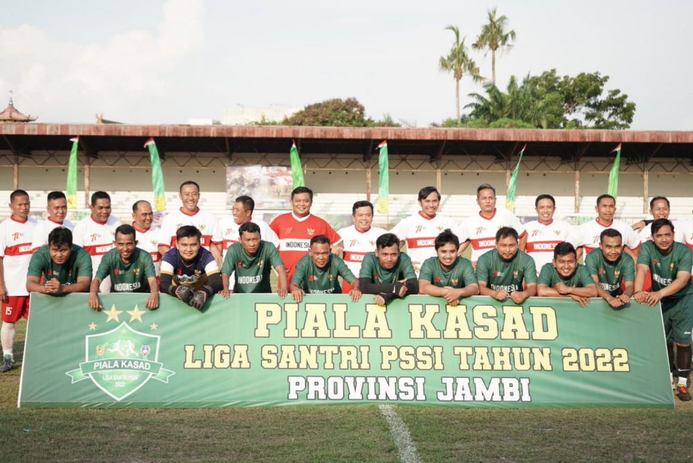 Foto Bersama sebelum pertandingan Pers FC vs Forkopimda di stadion Tri Lomba Juang (KONI) Jambi. Laga eksebisi pembukaan Liga Santri PSSI Piala Kasad 2022.