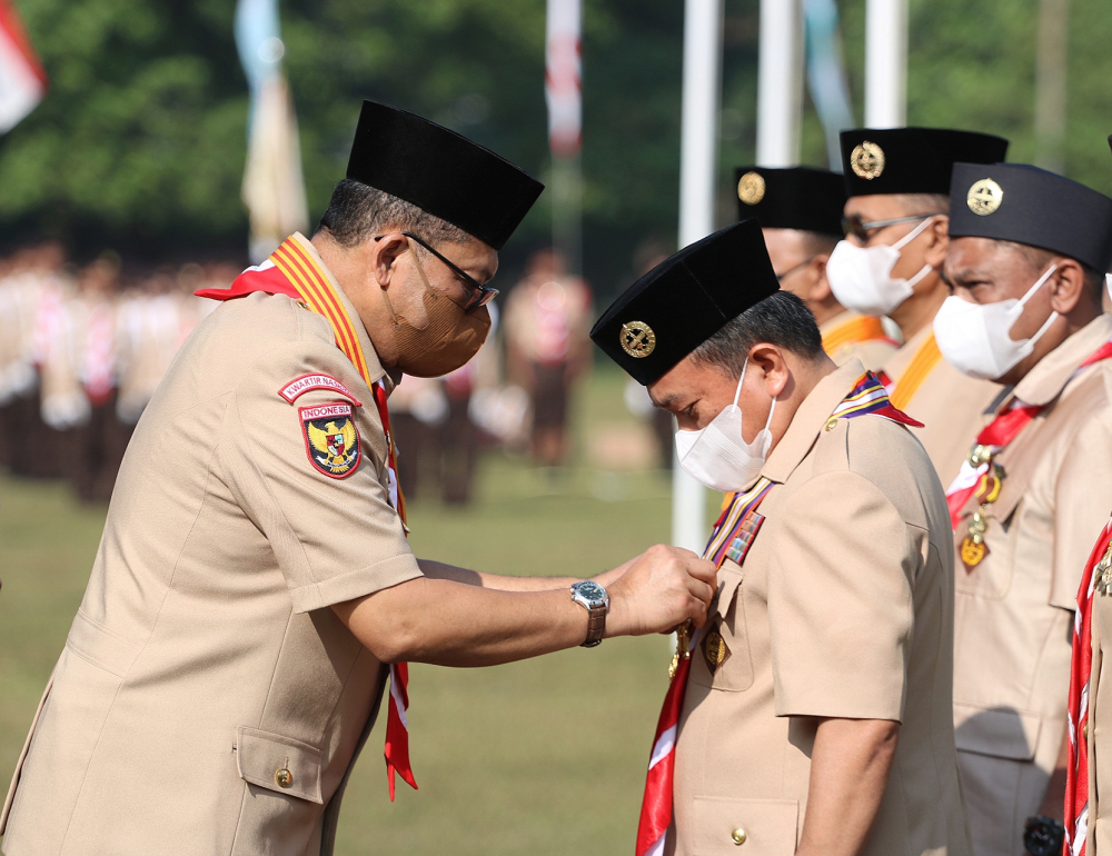 Penghargaan Lencana Karya Bhakti dari Kwartir Nasional (Kwarnas) Gerakan Pramuka tersebut disematkan secara langsung oleh Kepala Kwarnas Gerakan Pramuka, Komjen Pol (Purn) Drs.Budi Waseso kepada Al Haris. 