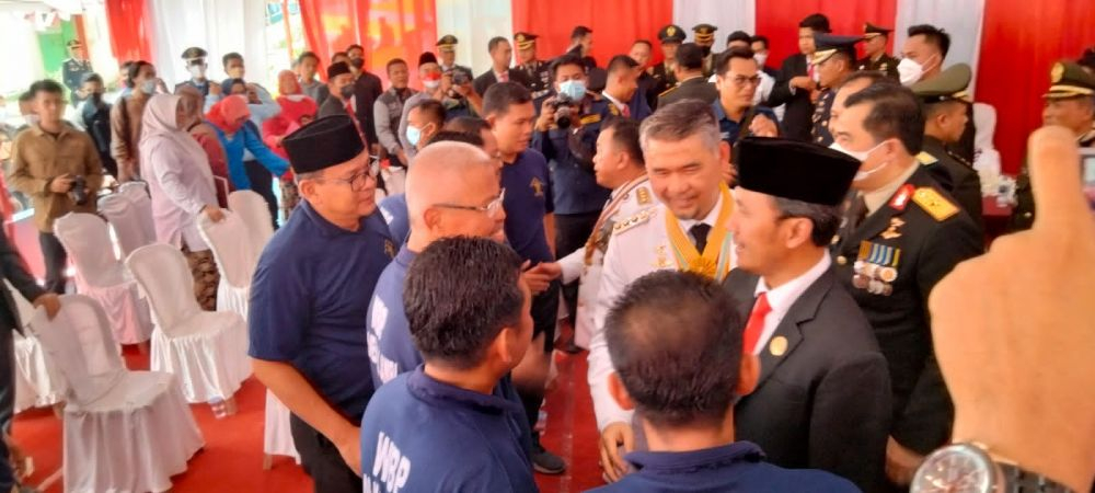 Para Narapidana saat ngobrol dengan Ketua DPRD Provinsi dan Walikota Jambi pada acar menyerahan remisi HUT ke-77 RI dilapas Kelas IIA Jambi, Rabu (17/8/2022).