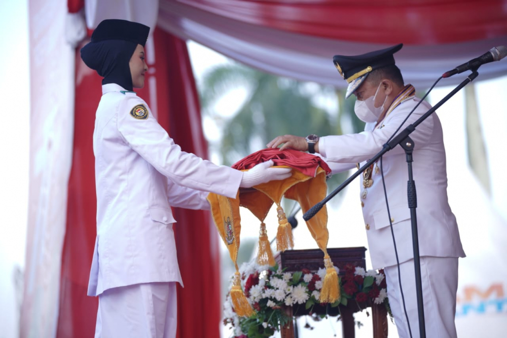 Gubernur Jambi Al Haris saat menyerahkan Bendera Merah Putih ke petugas Paskibraka 