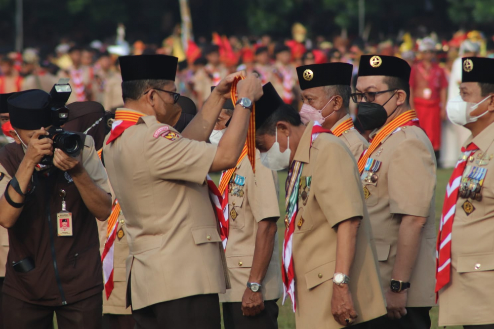 Penghargaan Lencana Melati dari Kwartir Nasional (Kwarnas) Gerakan Pramuka tersebut disematkan secara langsung oleh Ketua Kwarnas Gerakan Pramuka, Komjen Pol (Purn) Drs.Budi Waseso kepada Sani. Sani selaku Wakil Ketua Majelis Pembimbing Daerah (Waka Mabida) Gerakan Pramuka Kwartir Daerah Jambi. 