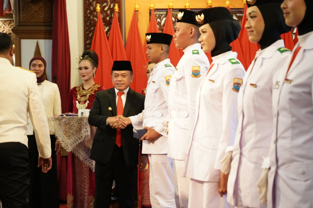 Gubernur Jambi Dr.H. Al Haris,S.Sos.,M.H., memberikan apresiasi kepada Pasukan Pengibar Bendera Pusaka (Paskibraka) Provinsi Jambi yang telah sukses dan lancar
