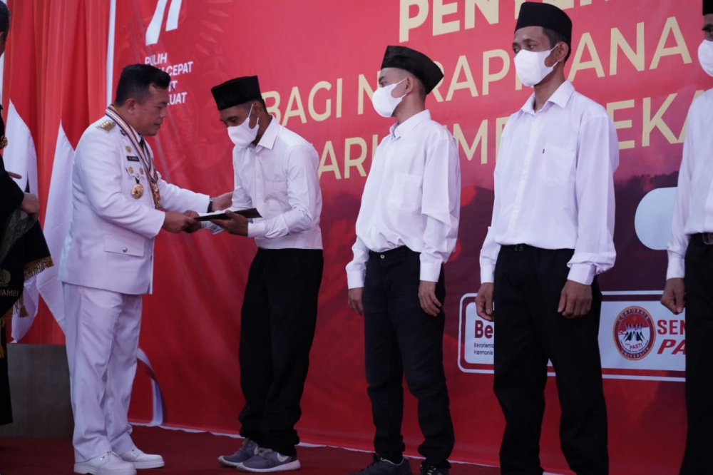 Gubernur Al Haris saat menyerahkan remisi secara simbolis di Lapas Kelas IIA Jambi, Rabu (17/8/2022).
