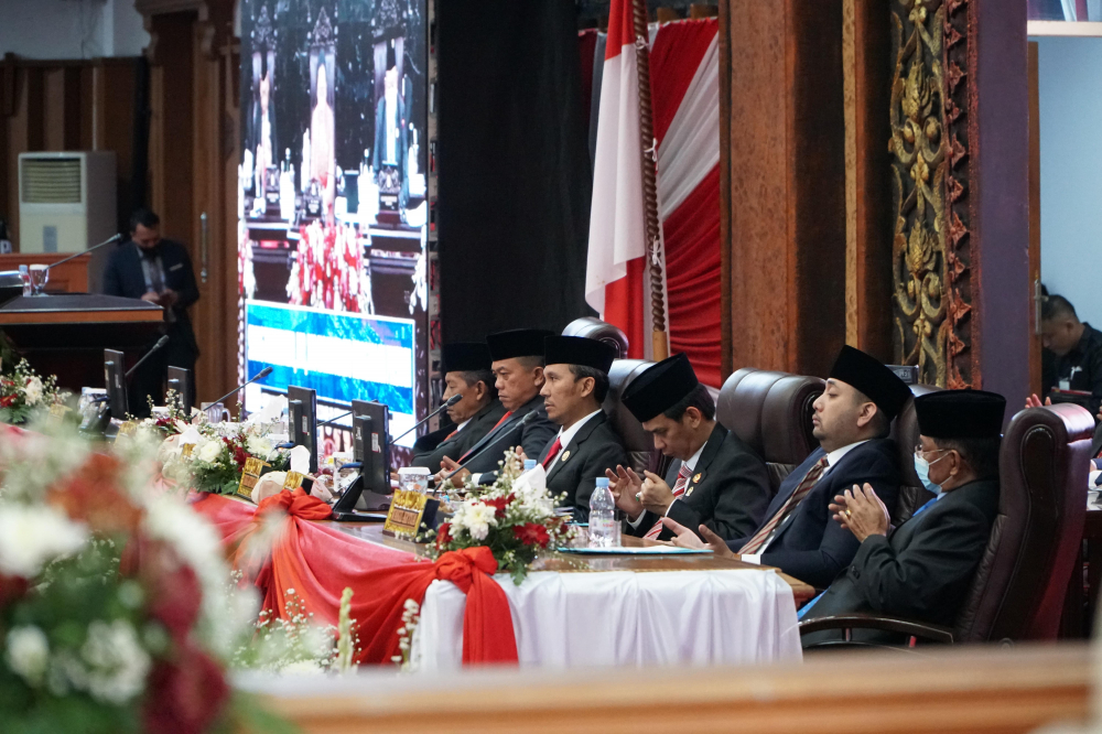 Pimpinan DPRD Provinsi Jambi bersama Gubernur Jambi 