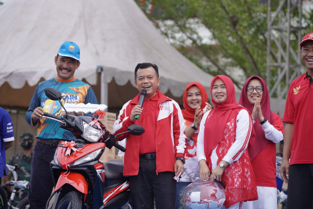 Gubernur Al Haris  jalan santai dan sepeda santai dilanjutkan dengan menggelar lomba panjat 77 batang pinang, untuk memeriahkan pesta rakyat dalam rangka HUT Ke-77 Kemerdekaan RI, yang berlangsung di Lapangan Depan Kantor Gubernur Jambi pada Sabtu (20/08/2022).