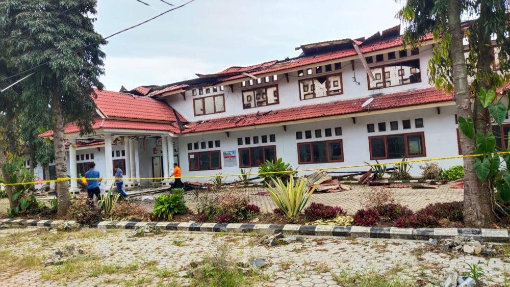 Eks Kantor DPKA Kerinci, dipasang garis polisi pada Senin (22/08/2022) malam. Terlihat Police Line sudah terpasang di sekeliling area eks Gedung DPKA Kerinci tersebut.
