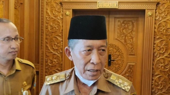 Wakil Gubernur Jambi Abdullah Sani didampingi Kepala Biro Perekonomian Johansyah saat diwawancara awak media usai rapat