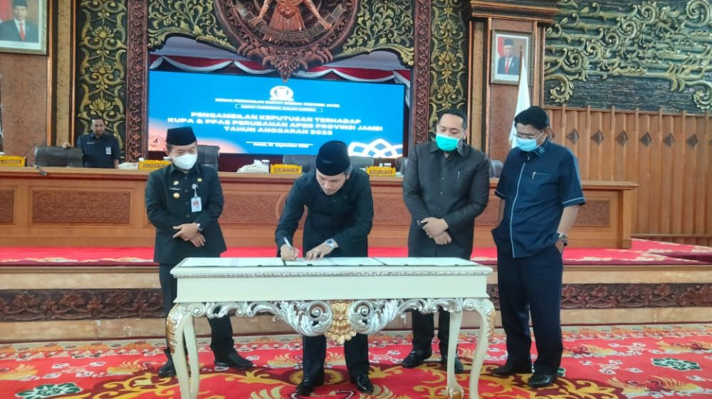 DPRD Provinsi Jambi bersama Gubernur Jambi Al Haris akhirnya menandatangani kesepakatan Rancangan KUPA-PPAS Perubahan APBD Tahun Anggaran 2022, di Rapat Paripurna, Jum'at (16/9/2022) kemarin.