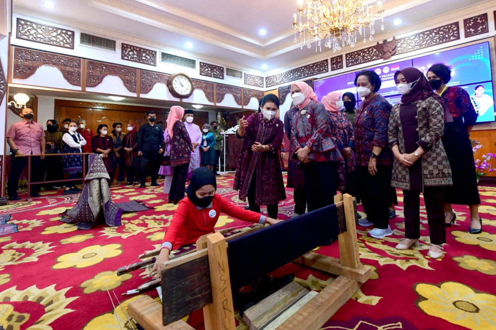 Hesti Haris saat Mendampingi Ibu Negara Iriana Joko Widodo dan Ibu Nury Ma'ruf Amin saat meresmikan Pembukaan Program Pendidikan Kecakapan Wirausaha Tekun Tenun Indonesia 2022, bertempat di Auditorium Rumah Dinas Gubernur Jambi, Kamis (20/10/2022).