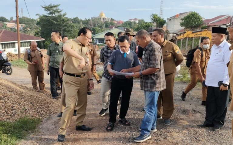 Gubernur Jambi, Al Haris turun langsung memantau perkembangan pembangunan Sekolah Menengah Atas (SMA) Negeri 12 Kota Jambi, Senin (24/10/2022) sore.