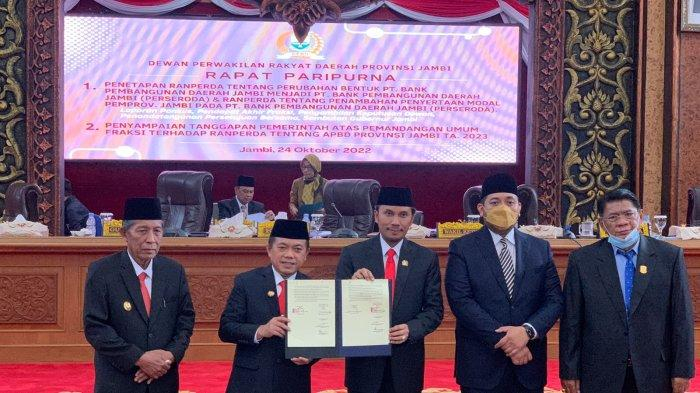 Peresmian Rancangan peraturan Daerah (Ranperda) tentang Perubahan Bentuk Hukum PT. Bank pembangunan Daerah Jambi menjadi PT. Bank pembangunan Daerah Jambi (Perseroda) dan Ranperda tentang penambahan penyertaan Modal Pemerintah Provinsi Jambi pada PT. Bank pembangunan Daerah Jambi (Perseroda) menjadi Peraturan Daerah.Senin (24/10/2022).