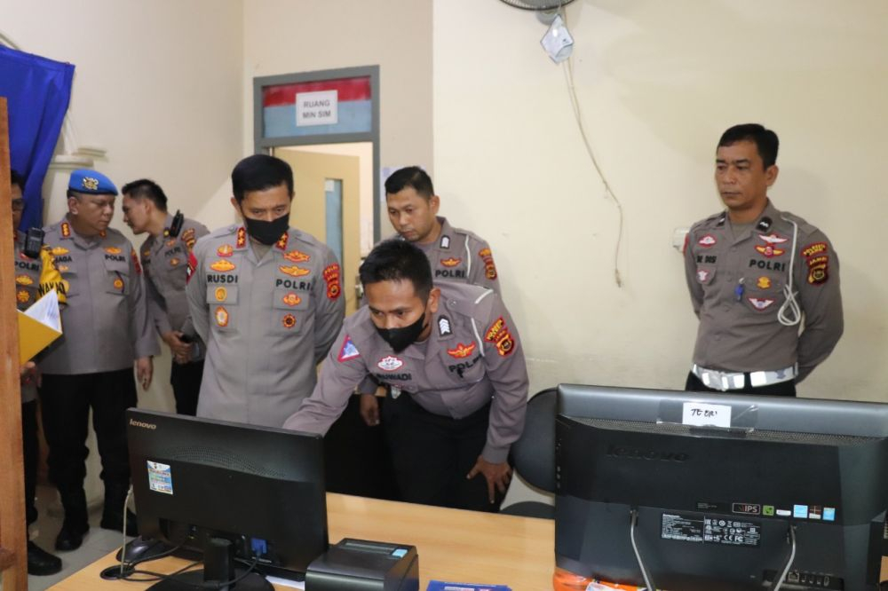 Kapolda Jambi Irjen Pol. Rusdi Hartono pada Jumat (28/10/2022) melakukan inspeksi mendadak (sidak) ke Satuan Penyelenggara Administrasi SIM (Satpas) Polresta Jambi dan Kantor Samsat Kota Jambi.