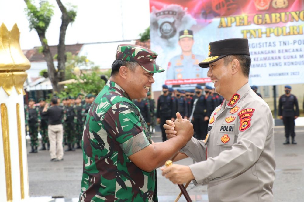 Kapolda Jambi Irjen Pol Rusdi Hartono bersama Danrem 042/Gapu Brigjen TNI Supriono melakukan salam komando, di Jambi, Kamis (3/11/2022)