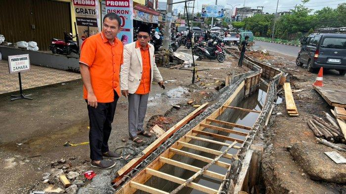Anggota DPRD Provinsi Jambi tinjau langsung pengerjaan box culvert di jalan Patimura, tepatnya di depan swalayan Fresco Kota Jambi, Minggu (6/11/22)