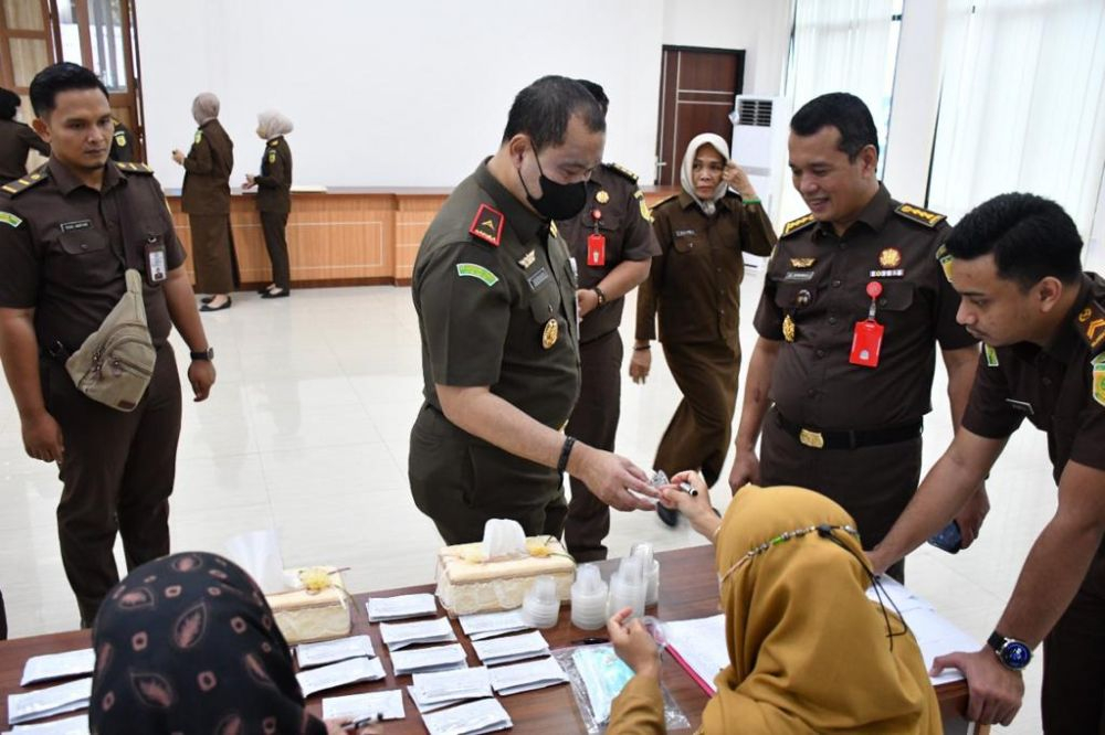 Tes urine di Kejati Jambi 