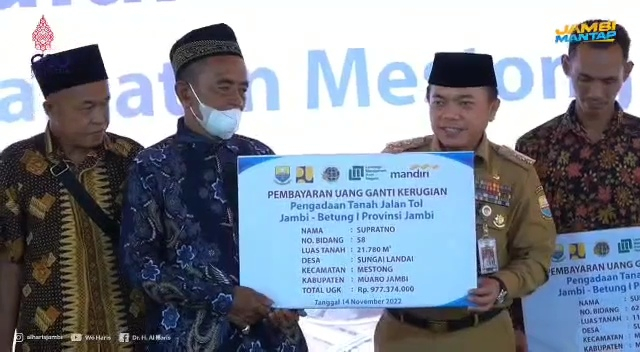 Gubernur Jambi Al Haris, menyerahkan uang ganti rugi lahan warga yang terkena jalur tol di Kantor Desa Sungai Landai, Kecamatan Mestong Kabupaten Muaro Jambi, Senin (14/11).