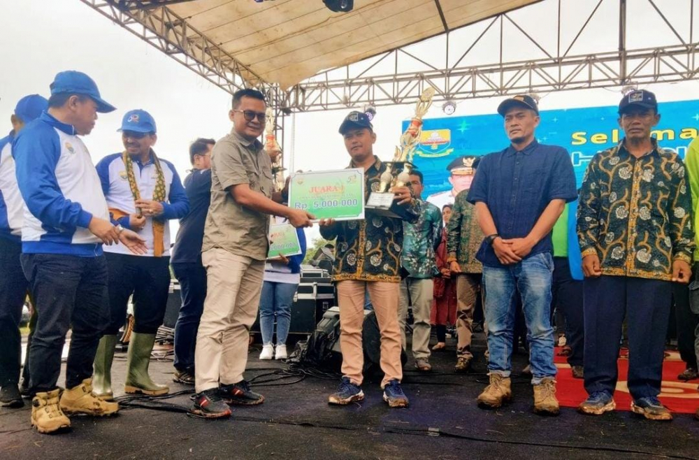 Anggota DPRD Provinsi Jambi Juwanda berikan bantuan pertanian melalui pokok pikiran dewan pada petani di Kabupaten Merangin, Jumat (17/11/22).