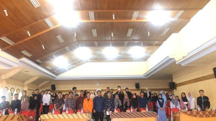 Anggota Komisi I DPRD Provinsi Jambi, Kemas Alfarabi saat jadi pemateri dalam workshop kepemimpinan yang digelar Unja, Sabtu (19/11). 