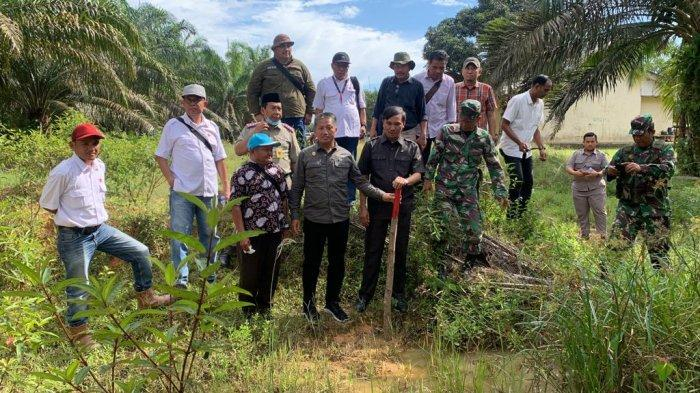 Ketua DPRD Provinsi Jambi Edi Purwanto mengawal langsung pemasangan patok batas lahan milik masyarakat Suku Anak Dalam (SAD) 113 di Desa Singkawang, Kecamatan Muara Bulian Kabupaten Batanghari, Senin (21/11/2022).