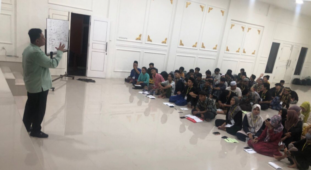 Kemas Alfarabi saat menjadi pemateri pada Pelatihan Kader Dasar (PKD) ke VII Pergerakan Mahasiswa Islam Indonesia (PMII) 