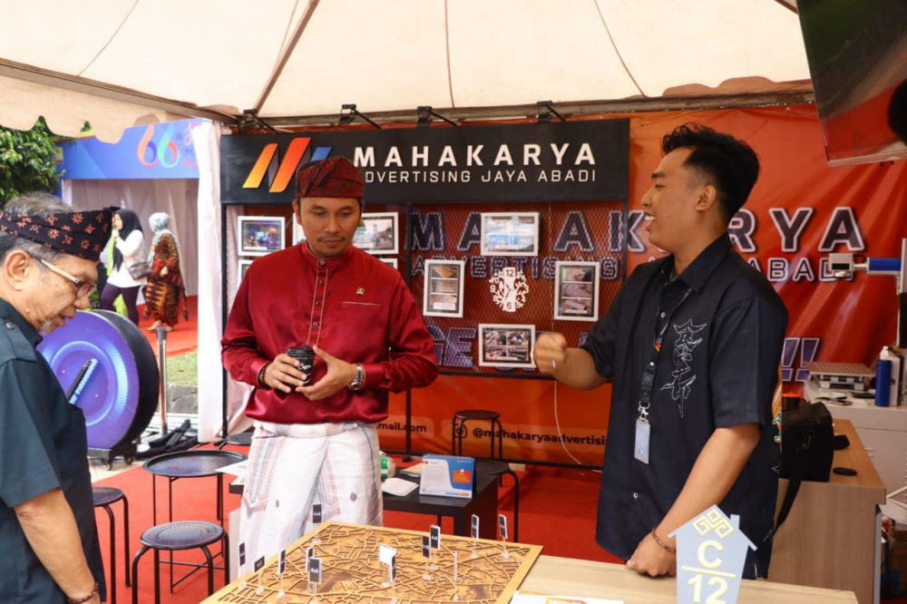 Kehadiran Ketua DPRD Provinsi Jambi Edi Purwanto di stand Usaha Mikro Kecil Menengah (UMKM) Jambi Mantap Expo 2023 dalam rangkaian peringatan HUT Provinsi Jambi ke-66, Rabu (4/1/2023)