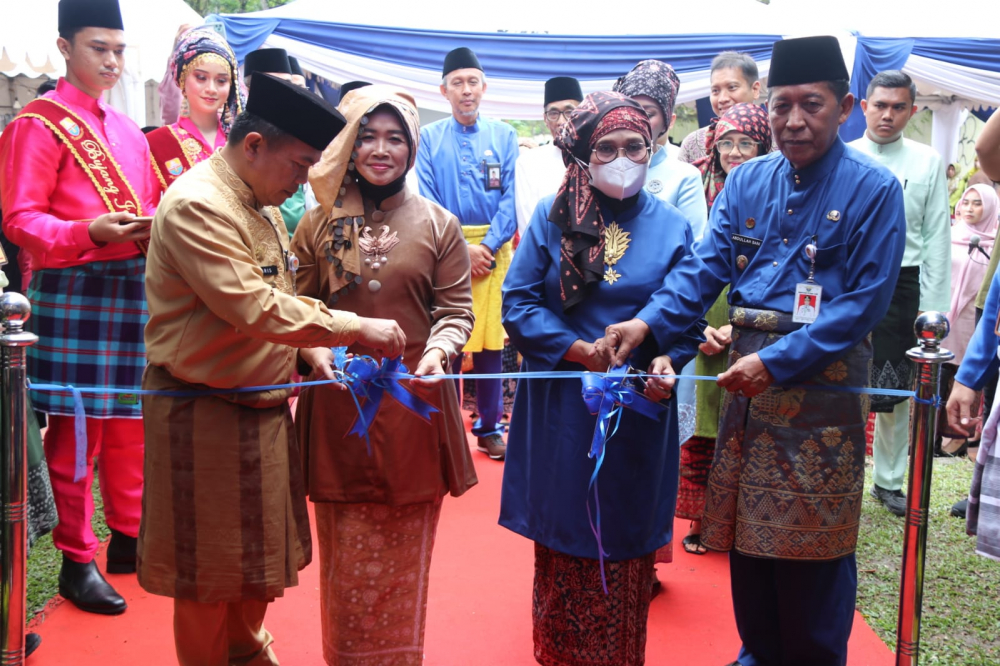 Pembukaan Pameran Jambi Mantap Expo 2023, yang berlangsung di Halaman Kantor Gubernur Jambi, Selasa (03/01/2023).