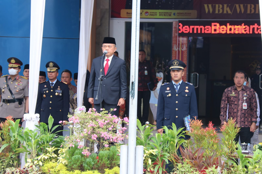 AL Haris saat jadi inspektur upacara pada acara Hari Bhakti ke 73 Imigrasi Tahun 2023, bertempat di Halaman Kantor Wilayah Kementerian Hukum dan Hak Asasi Manusia (Kanwil Kemenkumham) Provinsi Jambi, Kamis (26/01/2023).
