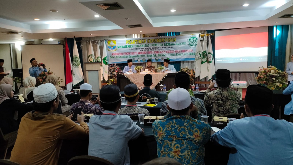 Gubernur Jambi, Al Haris saat membuka pelatihan kepemimpinan manajemen organisasi pemuda remaja masjid. 