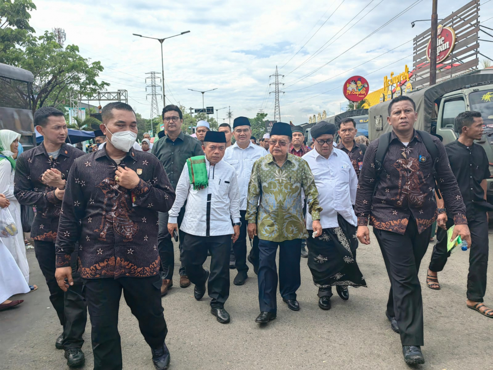 Gubernur Jambi, Dr.H.Al Haris,S.Sos.,M.H., harus rela berjalan kaki demi menghadiri kegiatan Resepsi Puncak Satu Abad Nahdlatul Ulama (NU) yang berlangsung di Stadion Gelora Delta Sidoarjo, Jawa Timur pada hari Selasa, tanggal 07 Februari 2023.