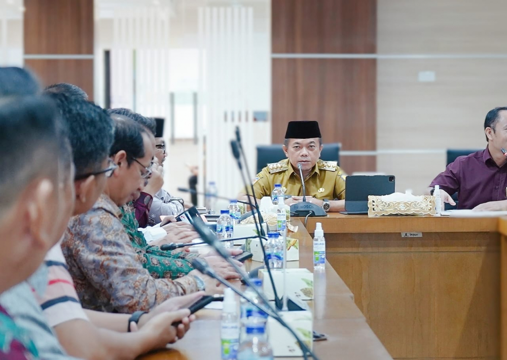 Gubernur Jambi, Al Haris usai mengikuti rapat Pembahasan Mekanisme Pelaksanaan dan Pertanggungjawaban terkait Pembangunan Jalan Alternatif Angkutan Batubara