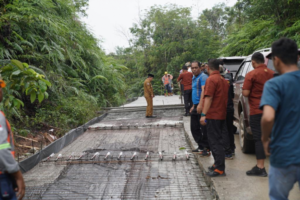 Gubernur Jambi Al Haris meninjau pembangunan jalan Batang Asa