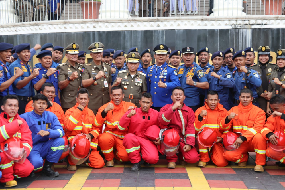 Gubernur Jambi bersama Satpol PP dan Damkar. 