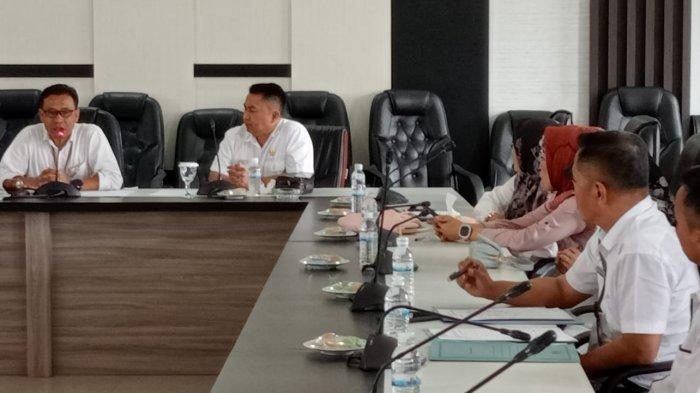 Kepala Subbagian Umum (Kasubbag) Humas DPRD Provinsi Jambi, Ahmad Darmadi menerima studi banding (stuba) dari rombongan sekretariat DPRD Kabupaten Kerinci di Jambi, Rabu (15/3/2023).