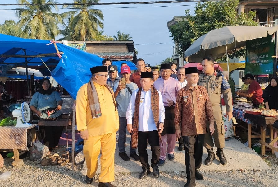 Gubernur Jambi Al Haris saat mengunjungi pasar 49 Koto Baru, Tabir Lintas