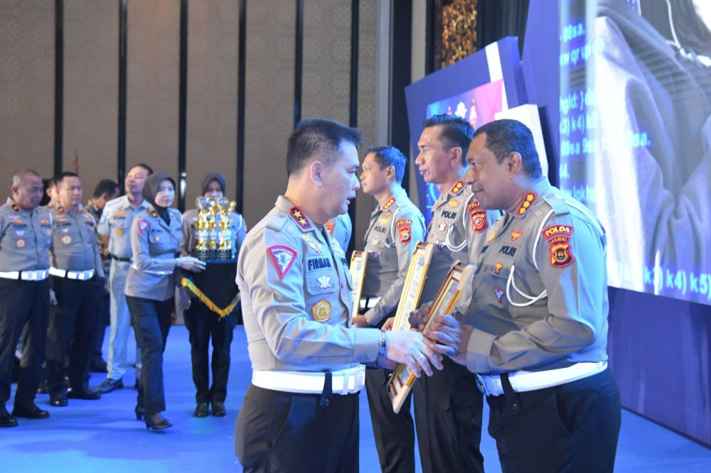 Dirlantas Polda Jambi Kombes Pol Dhafi menerima penghargaan dari Kakorlantas Polri Irjen Pol Firman Shantyabudi