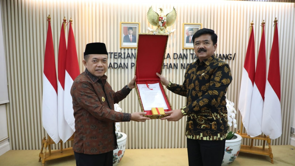 Gubernur Jambi Al Haris terima revisi Rancangan Tata Ruang Wilayah (RTRW) Provinsi Jambi dari Kementerian Agraria dan Tata Ruang/ Badan Pertanahan Nasional (ATR/BPN), Senin (20/3).