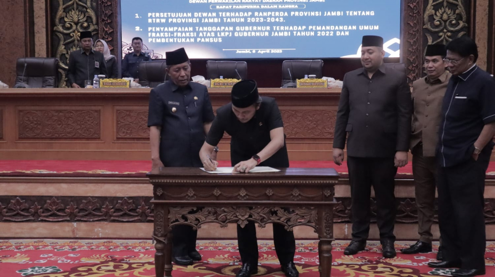 Pengesahkan Rencana Peraturan Daerah Rencana Tata Ruang Wilayah (Ranperda RTRW) Provinsi Jambi menjadi Peraturan Daerah.