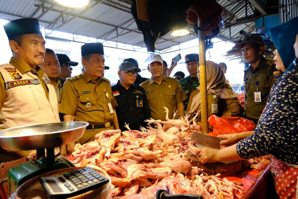 Wakil Gubernur Jambi Abdullah Sani memantau dan memastikan harga bahan pokok stabil dan stok aman jelang perayaan Hari Raya Idul Fitri 1444 H/2023 M dan libur lebaran.