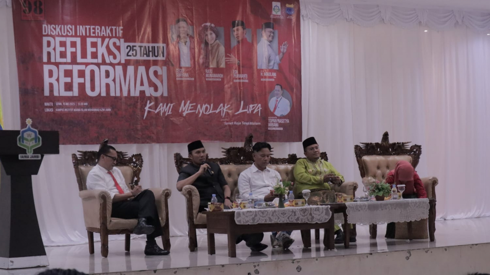 Ketua DPRD Provinsi Jambi Edi Purwanto menjadi narasumber dalam diskusi interaktif Refleksi 25 Tahun Reformasi yang dilaksanakan di Kampus Institut Agama Islam Muhammad Azim Jambi, Senin (15/5)