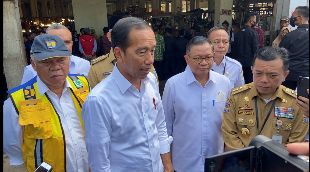 Presiden Joko Widodo pada hari ini, Selasa (16/5) tiba di Provinsi Jambi. Dalam kegiatan kunjungan kerja di Jambi, Presiden Jokowi mendatangi Pasar Rakyat Talang Banjar bersama Gubernur Al Haris dan rombongan u