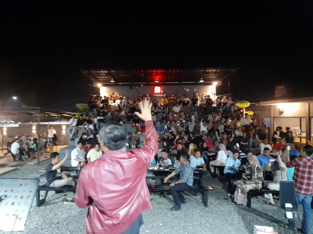 Ketua DPRD Provinsi Jambi Edi Purwanto saat memberikan motivasi kepada pengunjung Foresthree Coffee Bungo, Sabtu (20/5)